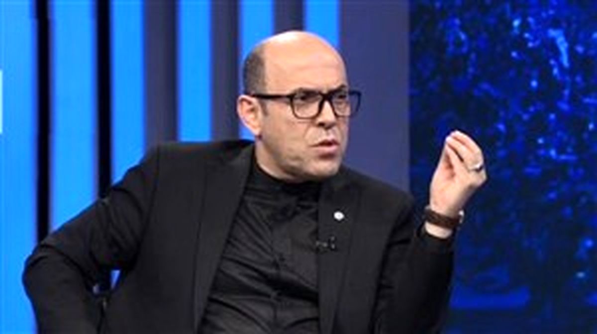 سعادتمند اشتباهاتش که گردن نمیگیرد